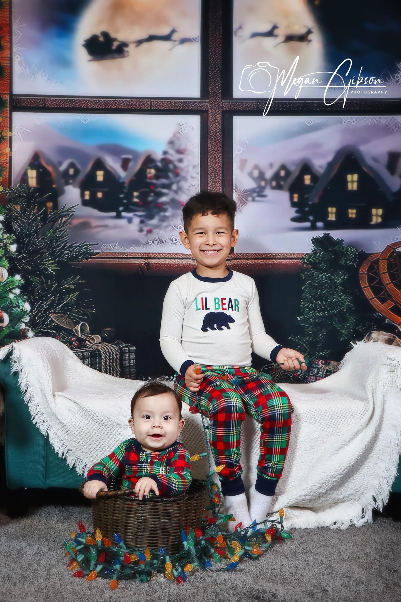 Christmas Tree Backdrop Decorated With Gifts Wooden House G-1439
