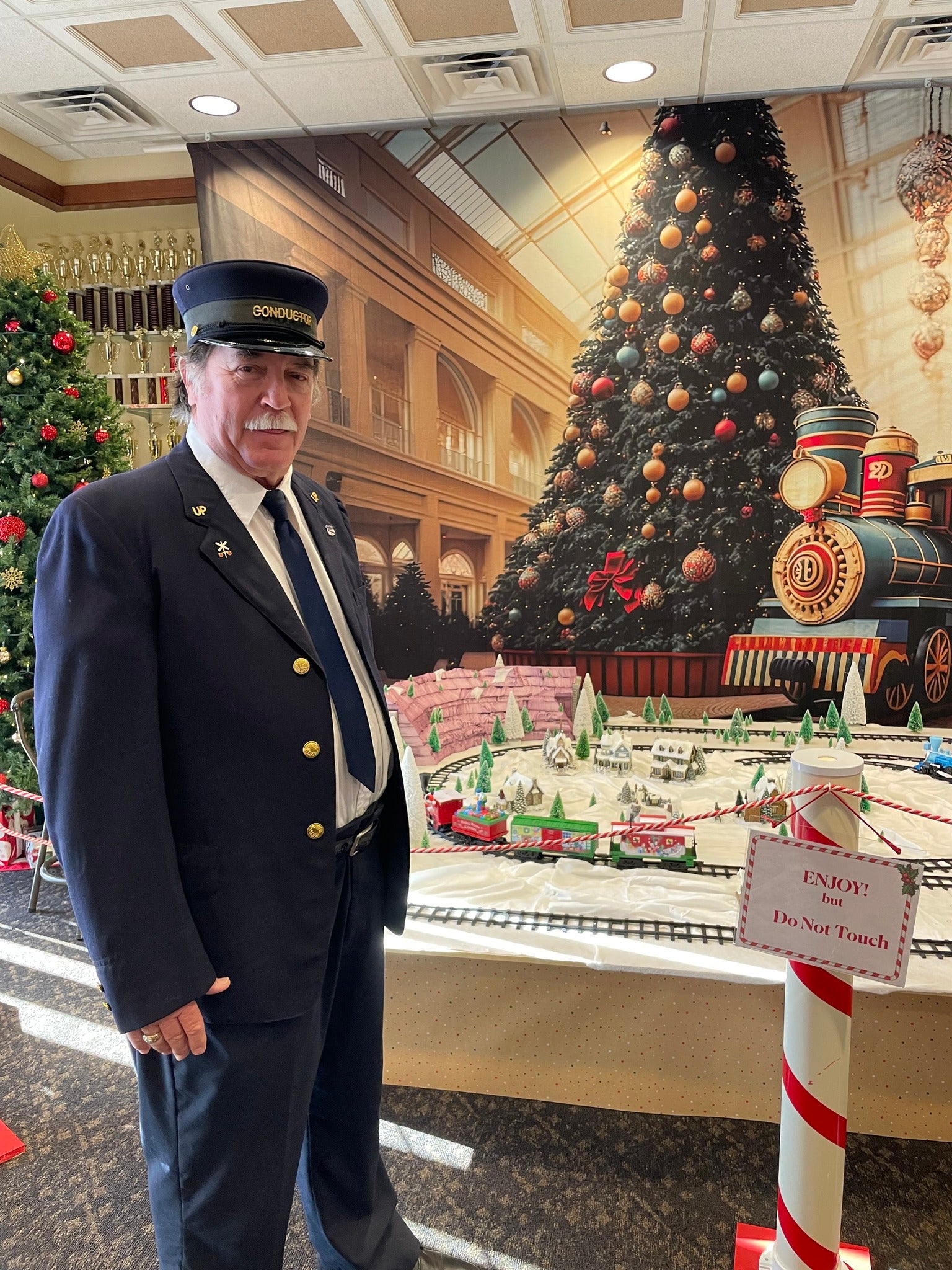 Big Christmas Tree Little Train Backdrop M8-68