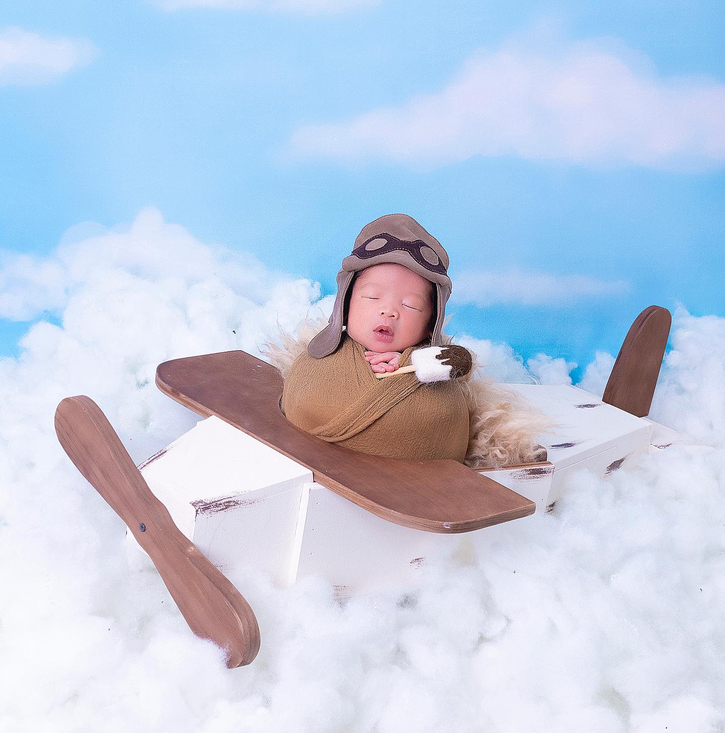 Beautiful Blue Sky and White Clouds Background for Newborn Photography NB-367